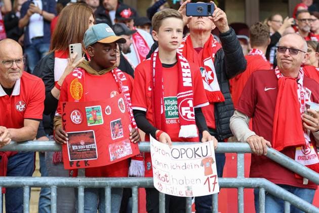 19 05 2024, xusrbx, Soccer 2 Bundesliga, 1 FC Kaiserslautern Eintracht Braunschweig emspor, v l the fans of 1 FC Kaiserslautern, DFL DFB REGULATIONS PROHIBIT ANY USE OF PHOTOGRAPHS as IMAGE SEQUENCES and or QUASI VIDEO Kaiserslautern