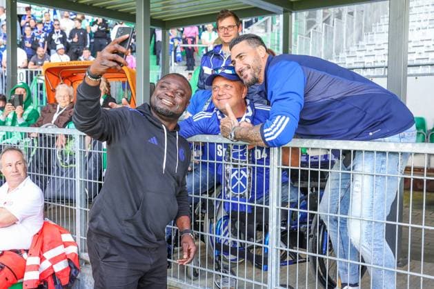 19 05 2024, Football, Season 2023 2024, 2 Bundesliga, Matchday 34, Greuther Fürth FC Schalke 04, Team manager Gerald Asamoah FC Schalke 04 takes photos with the fans Fürth Stadion am Ronhof Bayern Germany xRHR PHOTO TRx Copyright: TimxRehbein RHR-FOTOx RHR-FOTO TR
