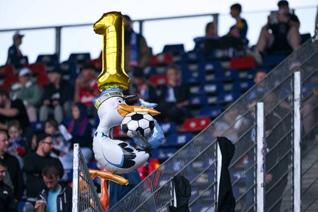 19 05 2024, Football, 2 Bundesliga, 34 Matchday Season 2023 2024, Hannover 96 Holstein Kiel, Balloon with 1, xRHR FOTO TKx Copyright: RHR-FOTOx RHR-FOTO TK