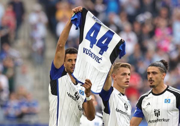 19 05 2024 Soccer Season 2023 2024 2 Soccer Bundesliga 34 Matchday Hamburger SV HSV 1 FC Nürnberg FCN Club Sportfoto Zink DaMa xdaxmax DFL regulations prohibit any use of photographs as image sequences and or quasi video only for editorial use Jubel Freude Torjubel nach Tor zum 1 0 Robert Glatzel 9, Hamburger SV HSV Miro Muheim 28, Hamburger SV HSV jubelt freut sich Torschütze Robert Glatzel 9, Hamburger SV HSV holding up jersey of Mario Vuskovic 44, Hamburger SV HSV
