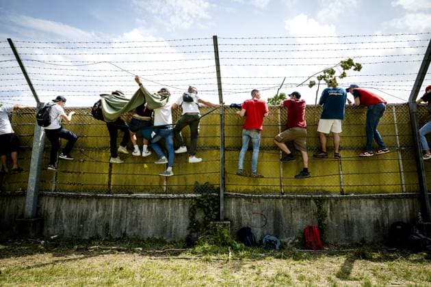 Sport Bilder des Tages IMOLA - Fans try to catch a glimpse of the Emilia-Romagna Grand Prix at the Autodromo Enzo e Dino Ferrari circuit in Imola. ANP REMKO DE WAAL xVIxANPxSportx xxANPxIVx 498945399 originalFilename: 498945399.jpg