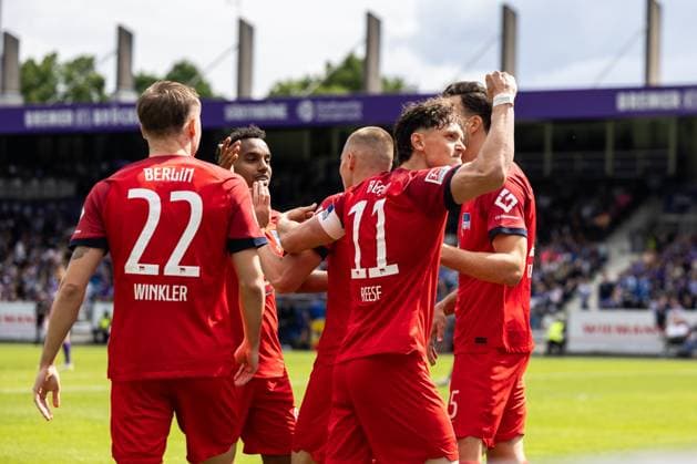 VfL Osnabrück vs Hertha BSC Osnabrück, 19 05 2024 Fabian Reese Hertha BSC Berlin, 11 and the Hertha team celebrate the 0 1 2 Soccer Bundesliga 34 Matchday VfL Osnabrück vs Hertha BSC, Stadion Bremer Brücke on 19 05 2024 DFB DFL REGULATIONS PROHIBIT ANY USE OF PHOTOGRAPHS AS IMAGE SEQUENCES AND OR QUASI VIDEO Copyright: xBEAUTUFULxSports Richterx