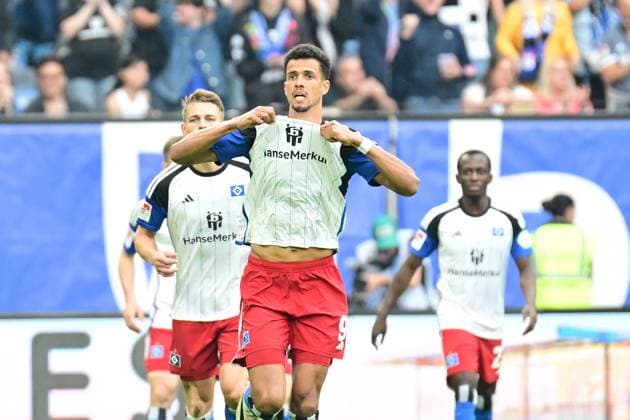 Soccer I Men I 2023 2024 I 2 Bundesliga I 34 Matchday I Hamburger SV 1 FC Nürnberg I 19 5 2024 Robert Glatzel 9, Hamburger SV calls for the jersey of Mario Vuskovic 44, Hamburger SV Hamburg Volksparkstadion Hamburg Germany Copyright: xLobeca AndreasxHannigx