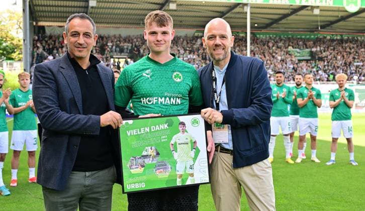 19 05 2024 Soccer Season 2023 2024 2 Soccer Bundesliga 34 Matchday SpVgg Greuther Fürth Kleeblatt FC Schalke 04 Sportfoto Zink xwoxzix DFL regulations prohibit any use of photographs as image sequences and or quasi video only for editorial use Rachid Azzouzi Sportdirektor Geschäftsführer Sport SpVgg Greuther Fürth Jonas Urbig 40, SpVgg Greuther Fürth Holger Schwiewagner Geschäftsführer Vizepräsident SpVgg Greuther Fürth Verabschiedung