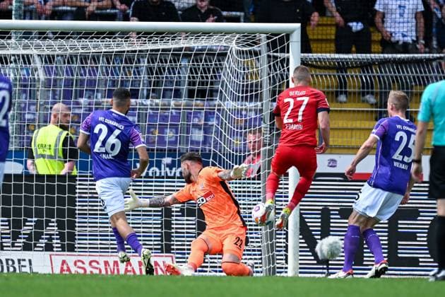 2 Bundesliga VfL Osnabrück Hertha BSC Berlin on 19 05 2024 at Bremer Brücke in Osnabrück Goal to 0 1 Goal scorer Palko Dardai Hertha BSC Berlin with the goal to 0 1 against goalkeeper Philipp Kühn Kuehn Osnabrueck MT