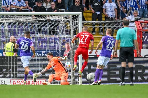 2 Bundesliga VfL Osnabrück Hertha BSC Berlin on 19 05 2024 at Bremer Brücke in Osnabrück Goal to 0 1 Goal scorer Palko Dardai Hertha BSC Berlin with the goal to 0 1 against goalkeeper Philipp Kühn Kuehn Osnabrueck MT