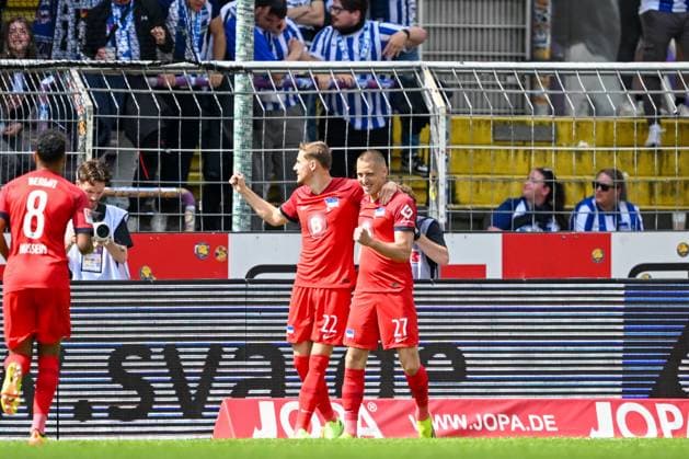 2 Bundesliga VfL Osnabrück Hertha BSC Berlin on 19 05 2024 at the Bremer Brücke in Osnabrück Cheering, goal celebration, goal scorer, goal scorer Palko Dardai Hertha BSC Berlin cheers after his goal to 0 1 with Marten Winkler Hertha BSC Berlin MT