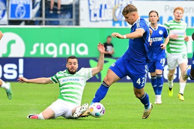 19 05 2024 Soccer Season 2023 2024 2 Soccer Bundesliga 34 Matchday SpVgg Greuther Fürth Kleeblatt FC Schalke 04 Sportfoto Zink AlSch xalxschx DFL regulations prohibit any use of photographs as image sequences and or quasi video only for editorial use Niko Gießelmann Giesselmann 17, SpVgg Greuther Fürth Keke Topp 42, FC Schalke 04 S04