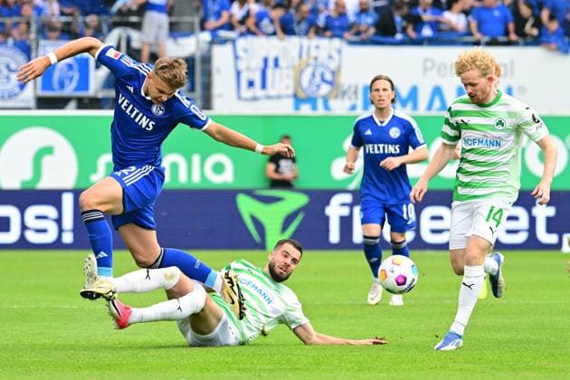 19 05 2024 Soccer Season 2023 2024 2 Soccer Bundesliga 34 Matchday SpVgg Greuther Fürth Kleeblatt FC Schalke 04 Sportfoto Zink AlSch xalxschx DFL regulations prohibit any use of photographs as image sequences and or quasi video only for editorial use Keke Topp 42, FC Schalke 04 S04 Niko Gießelmann Giesselmann 17, SpVgg Greuther Fürth Jomaine Consbruch 14, SpVgg Greuther Fürth