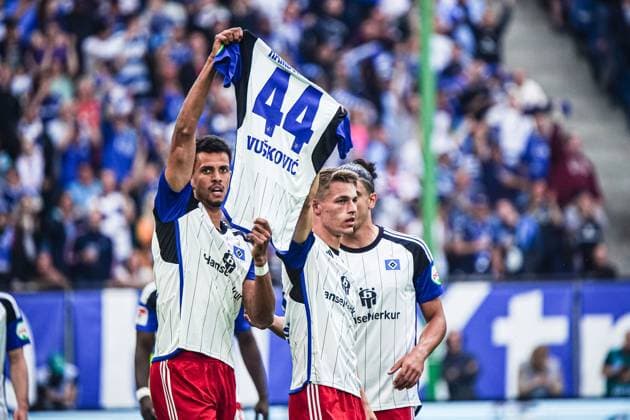 Goal celebration Hamburger SV after goal to 1 0 Robert Glatzel Hamburger SV, 09 with jersey of Mario Vuskovic Hamburger SV, 44 GER, Hamburger SV vs 1 FC Nuernberg, Soccer, 2 Bundesliga, Matchday 34, Season 2023 2024, 19 05 2024 DFL REGULATES PROHIBIT ANY USE OF PHOTOGRAPHS AS IMAGE SEQUENCES AND OR QUASI VIDEO GER, Hamburger SV vs 1 FC Nuernberg, Football, 2 Bundesliga, Matchday 34, Season 2023 2024, 19 05 2024 Hamburg Copyright: xEibner-Pressefoto MarcelxvonxFehrnx EP_MFN