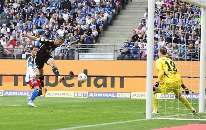 19 05 2024 Soccer Season 2023 2024 2 Soccer Bundesliga 34 Matchday Hamburger SV HSV 1 FC Nürnberg FCN Club Sportfoto Zink DaMa xdaxmax DFL regulations prohibit any use of photographs as image sequences and or quasi video only for editorial use Tor Treffer Torschuß zum 1 1 Torschütze Lukas Schleimer 36, 1 FC Nürnberg FCN vs Matheo Raab 19, Hamburger SV HSV