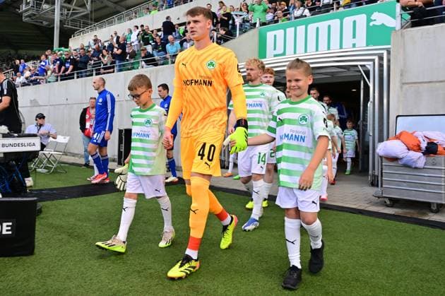 19 05 2024 Soccer Season 2023 2024 2 Soccer Bundesliga 34 Matchday SpVgg Greuther Fürth Kleeblatt FC Schalke 04 Sportfoto Zink xwoxzix DFL regulations prohibit any use of photographs as image sequences and or quasi video only for editorial use Jonas Urbig 40, SpVgg Greuther Fürth läuft ein