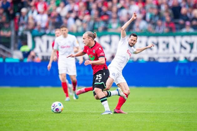 19 05 2024 Soccer, 2023 2024, 2 Bundesliga, Matchday 34, Hannover 96 Holstein Kiel L R Lars Gindorf Hannover , Steven Skrzybski Kiel DFL REGULATIONS PROHIBIT ANY USE OF PHOTOGRAPHS AS IMAGE SEQUENCES AND OR QUASI VIDEO
