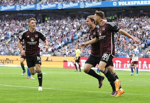 19 05 2024 Soccer season 2023 2024 2 Soccer Bundesliga 34 Matchday Hamburger SV HSV 1 FC Nürnberg FCN Club Sportfoto Zink DaMa xdaxmax DFL regulations prohibit any use of photographs as image sequences and or quasi video only for editorial use Jubel Freude Torjubel nach Tor zum 1 1 Lukas Schleimer 36, 1 FC Nürnberg FCN und Mannschaft Team jubelt freut sich Torschütze Lukas Schleimer 36, 1 FC Nürnberg FCN