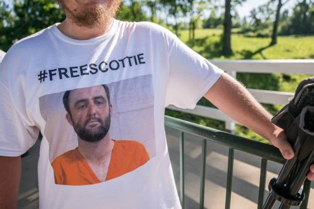 240519 A spectator with a Free Scottie Scheffler t shirt during the final round of the 2024 PGA Championship Golf Tournament on May 19, 2024 in Louisville Photo Petter Arvidson BILDBYRAN kod PA PA0811 golf pga championship bbeng free Scottie Scheffler publik  Copyright: PETTERxARVIDSON BB240519PA023