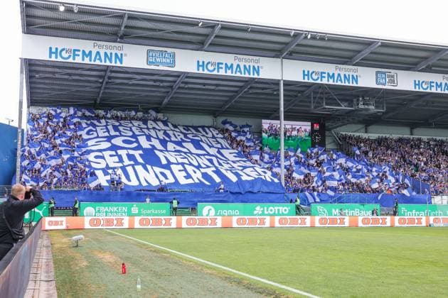 19 05 2024, Football, Season 2023 2024, 2 Bundesliga, Matchday 34, Greuther Fürth FC Schalke 04, Choreography of the fans of FC Schalke 04 Fürth Stadion am Ronhof Bayern Germany xRHR PHOTO TRx Copyright: TimxRehbein RHR-FOTOx RHR-FOTO TR