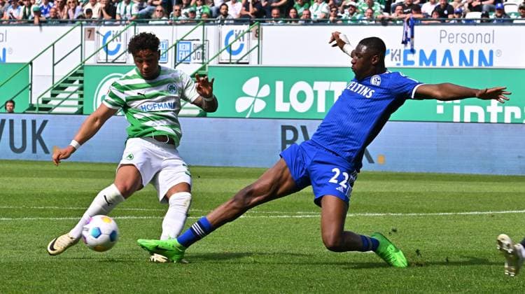 19 05 2024 Soccer Season 2023 2024 2 Soccer Bundesliga 34 Matchday SpVgg Greuther Fürth Kleeblatt FC Schalke 04 Sportfoto Zink xwoxzix DFL regulations prohibit any use of photographs as image sequences and or quasi video only for editorial use Armindo Sieb 30, SpVgg Greuther Fürth Ibrahima Cisse 22, FC Schalke 04 S04