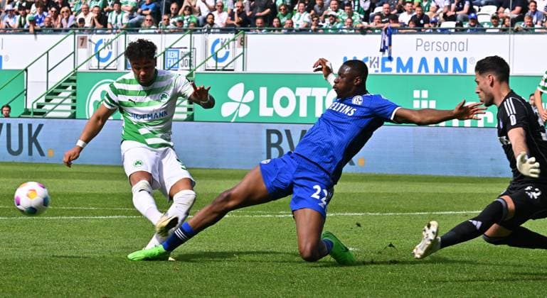 19 05 2024 Soccer Season 2023 2024 2 Soccer Bundesliga 34 Matchday SpVgg Greuther Fürth Kleeblatt FC Schalke 04 Sportfoto Zink xwoxzix DFL regulations prohibit any use of photographs as image sequences and or quasi video only for editorial use Armindo Sieb 30, SpVgg Greuther Fürth Thomas Ouwejan 2, FC Schalke 04 S04 2 Marius Müller Mueller 32, FC Schalke 04 S04