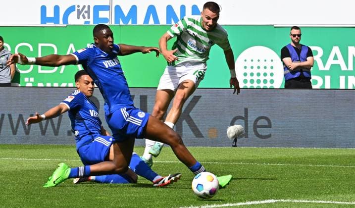 19 05 2024 Soccer Season 2023 2024 2 Soccer Bundesliga 34 Matchday SpVgg Greuther Fürth Kleeblatt FC Schalke 04 Sportfoto Zink xwoxzix DFL regulations prohibit any use of photographs as image sequences and or quasi video only for editorial use Ibrahima Cisse 22, FC Schalke 04 S04 Tim Lemperle 19, SpVgg Greuther Fürth