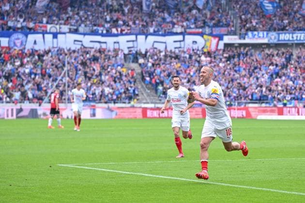 19 05 2024, Football, 2 Bundesliga, Matchday 34 Season 2023 2024, Hannover 96 Holstein Kiel, Lewis Holtby Holstein Kiel celebrates the goal for 1 0 xRHR PHOTO TKx Copyright: RHR-FOTOx RHR-FOTO TK