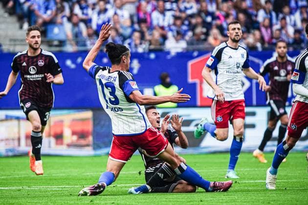 Guilherme Ramos Hamburger SV, 13 meets Jens Castrop 1 FC Nuernberg, 17 GER, Hamburger SV vs 1 FC Nuernberg, Football, 2 Bundesliga, Matchday 34, Season 2023 2024, 19 05 2024 DFL REGULATIONS PROHIBIT ANY USE OF PHOTOGRAPHS AS IMAGE SEQUENCES AND OR QUASI VIDEO GER, Hamburger SV vs 1 FC Nuernberg, Football, 2 Bundesliga, Matchday 34, Season 2023 2024, 19 05 2024 Hamburg Copyright: xEibner-Pressefoto MarcelxvonxFehrnx EP_MFN