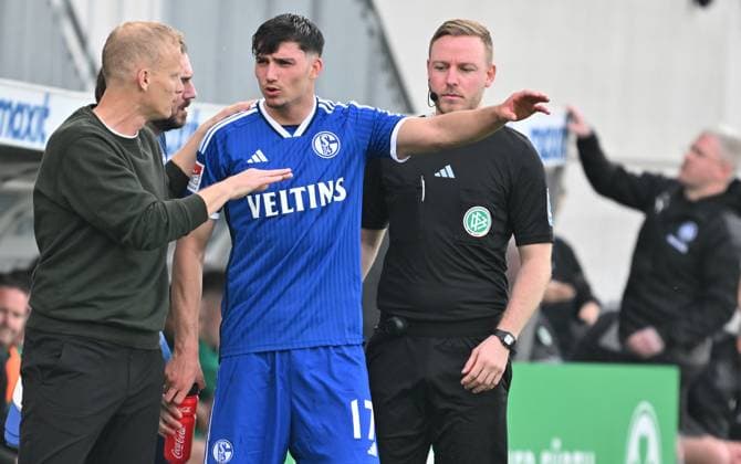 19 05 2024 Soccer Season 2023 2024 2 Soccer Bundesliga 34 Matchday SpVgg Greuther Fürth Kleeblatt FC Schalke 04 Sportfoto Zink xwoxzix DFL regulations prohibit any use of photographs as image sequences and or quasi video only for editorial use Karel Geraerts Trainer Interimstrainer FC Schalke 04 S04 Yusuf Kabadayi 17, FC Schalke 04 S04
