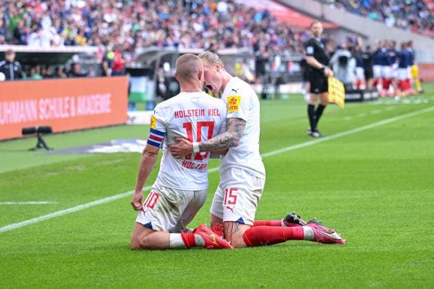 19 05 2024, Football, 2 Bundesliga, Matchday 34 Season 2023 2024, Hannover 96 Holstein Kiel, Lewis Holtby Holstein Kiel celebrates the goal for 1 0 xRHR PHOTO TKx Copyright: RHR-FOTOx RHR-FOTO TK