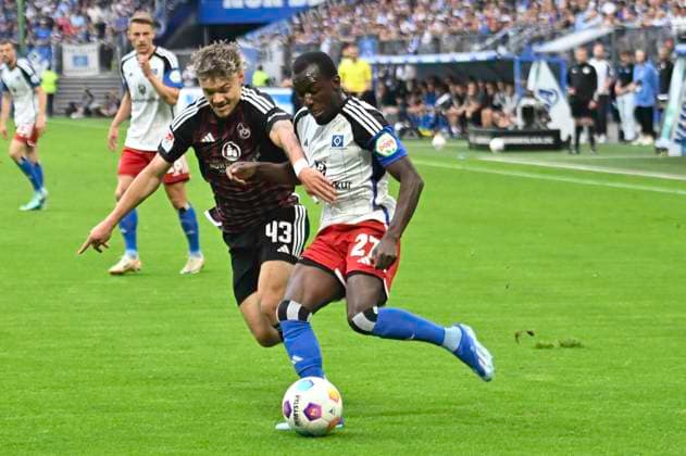 GER 2 FBL,, Hamburger SV vs 1 FC Nuernberg 19 05 2024, Volksparkstadion, Hamburg, GER 2 FBL, Hamburger SV vs 1 FC Nuernberg in the picture Jean Luc Dompe Hamburg 27 tries to assert himself against Jannik Hofmann Nuernberg 43 nordphotoxGmbH xWitke nph00002