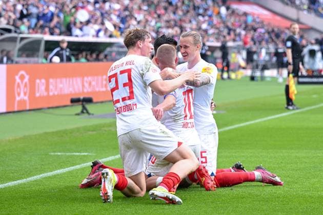 19 05 2024, Football, 2 Bundesliga, Matchday 34 Season 2023 2024, Hannover 96 Holstein Kiel, Lewis Holtby Holstein Kiel celebrates the 1-0 goal with the team xRHR PHOTO TKx Copyright: RHR-FOTOx RHR-FOTO TK