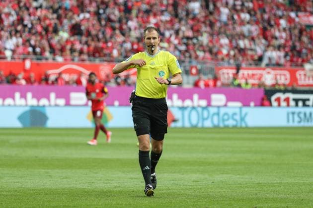 19 05 2024, xusrbx, Soccer 2 Bundesliga, 1 FC Kaiserslautern Eintracht Braunschweig emspor, v l Florian Heft Referee , DFL DFB REGULATIONS PROHIBIT ANY USE OF PHOTOGRAPHS as IMAGE SEQUENCES and or QUASI VIDEO Kaiserslautern