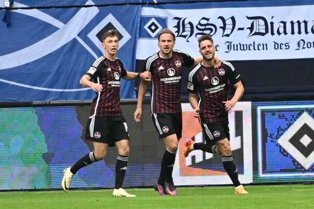 GER 2 FBL,, Hamburger SV vs 1 FC Nuremberg 19 05 2024, Volksparkstadion, Hamburg, GER 2 FBL, Hamburger SV vs 1 FC Nuremberg in the picture Lukas Schleimer Nuremberg 36 shoots the equalizer to 1 1 for Nuremberg past goalkeeper Matheo Raab Hamburg 19 and cheers with the team nordphotoxGmbH xWitke nph00002