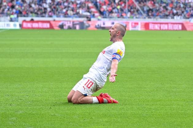 19 05 2024, Football, 2 Bundesliga, Matchday 34 Season 2023 2024, Hannover 96 Holstein Kiel, Lewis Holtby Holstein Kiel celebrates the goal for 1 0 xRHR PHOTO TKx Copyright: RHR-FOTOx RHR-FOTO TK