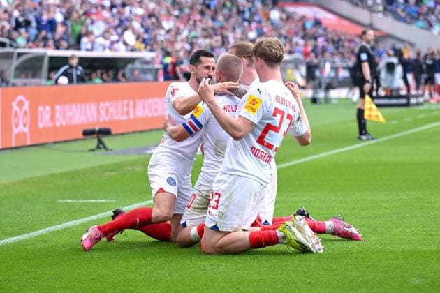 19 05 2024, Football, 2 Bundesliga, Matchday 34 Season 2023 2024, Hannover 96 Holstein Kiel, Lewis Holtby Holstein Kiel celebrates the 1-0 goal with the team xRHR PHOTO TKx Copyright: RHR-FOTOx RHR-FOTO TK