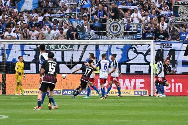 GER 2 FBL,, Hamburger SV vs 1 FC Nuremberg 19 05 2024, Volksparkstadion, Hamburg, GER 2 FBL, Hamburger SV vs 1 FC Nuremberg in the picture Lukas Schleimer Nuremberg 36 shoots the equalizer to 1 1 for Nuremberg past goalkeeper Matheo Raab Hamburg 19 nordphotoxGmbH xWitke nph00002