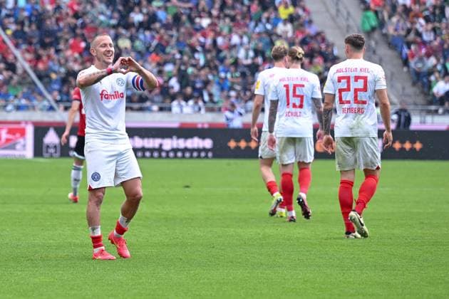 19 05 2024, Football, 2 Bundesliga, Matchday 34 Season 2023 2024, Hannover 96 Holstein Kiel, Lewis Holtby Holstein Kiel celebrates the 1-0 goal with the team xRHR PHOTO TKx Copyright: RHR-FOTOx RHR-FOTO TK