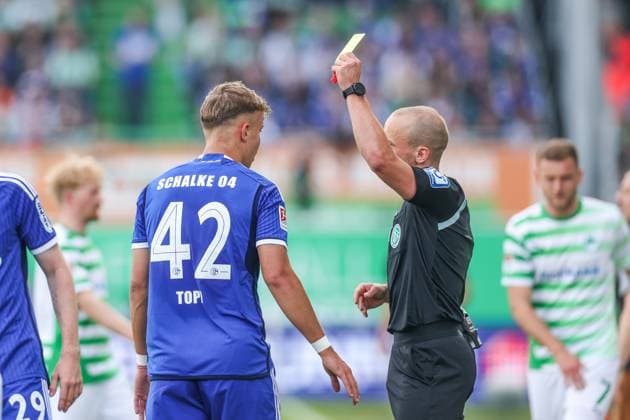 19 05 2024, Football, Season 2023 2024, 2 Bundesliga, Matchday 34, Greuther Fürth FC Schalke 04, Keke Topp FC Schalke 04 sees yellow card Fürth Stadion am Ronhof Bayern Germany xRHR PHOTO TRx Copyright: TimxRehbein RHR-FOTOx RHR-FOTO TR