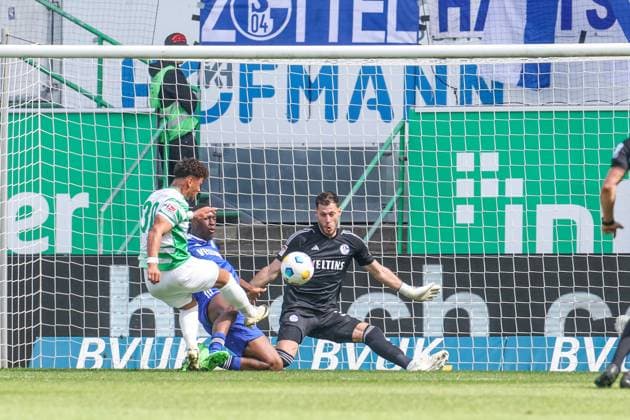 19 05 2024, Soccer, Season 2023 2024, 2 Bundesliga, Matchday 34, Greuther Fürth FC Schalke 04, f l Armindo Sieb SpVgg Greuther Fürth , Marius Müller FC Schalke 04 Fürth Stadion am Ronhof Bayern Germany xRHR PHOTO TRx Copyright: TimxRehbein RHR-FOTOx RHR-FOTO TR