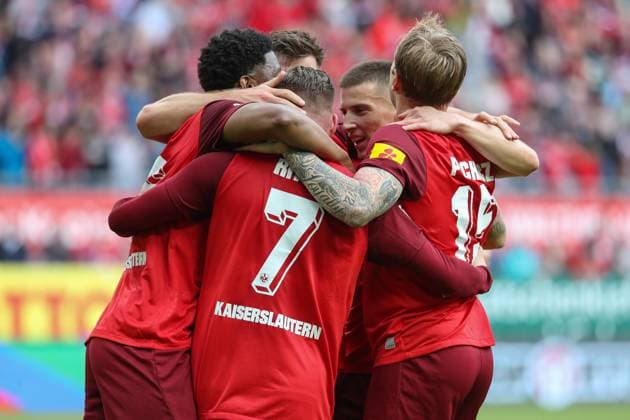 19 05 2024, xusrbx, Fußball 2 Bundesliga, 1 FC Kaiserslautern Eintracht Braunschweig emspor, v l Marlon Ritter 1 FC Kaiserslautern, 7 , makes the goal1 0 to in the 36th minute of the match, goal celebration, the players form a team circle to close ranks, DFL DFB REGULATIONS PROHIBIT ANY USE OF PHOTOGRAPHS as IMAGE SEQUENCES and or QUASI VIDEO Kaiserslautern