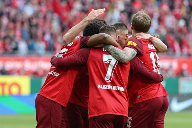 19 05 2024, xusrbx, Fußball 2 Bundesliga, 1 FC Kaiserslautern Eintracht Braunschweig emspor, v l Marlon Ritter 1 FC Kaiserslautern, 7 , makes the goal1 0 to in the 36th minute of the match, goal celebration, the players form a team circle to close ranks, DFL DFB REGULATIONS PROHIBIT ANY USE OF PHOTOGRAPHS as IMAGE SEQUENCES and or QUASI VIDEO Kaiserslautern