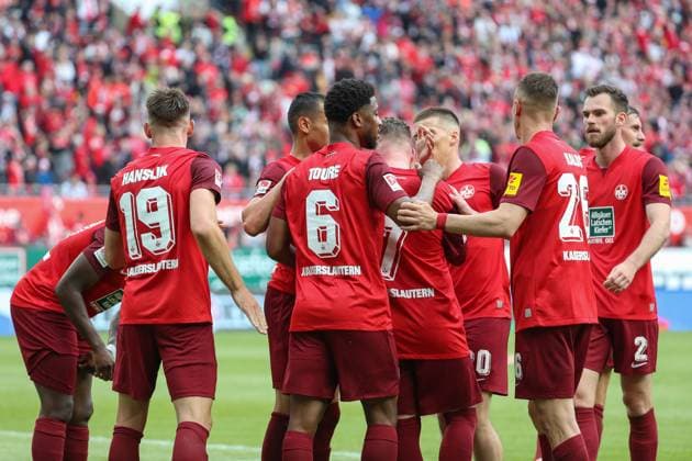 19 05 2024, xusrbx, Fußball 2 Bundesliga, 1 FC Kaiserslautern Eintracht Braunschweig emspor, v l Marlon Ritter 1 FC Kaiserslautern, 7 , makes the goal1 0 to in the 36th minute of the match, goal celebration, the players form a team circle to close ranks, DFL DFB REGULATIONS PROHIBIT ANY USE OF PHOTOGRAPHS as IMAGE SEQUENCES and or QUASI VIDEO Kaiserslautern