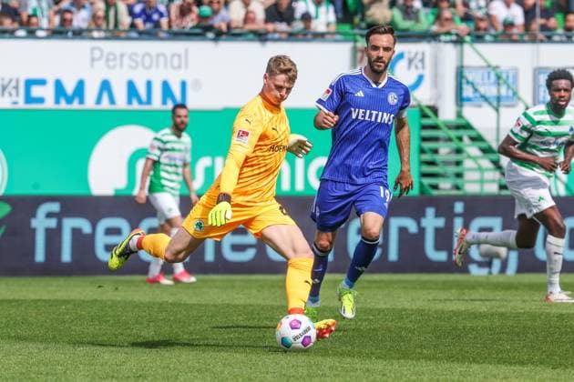 19 05 2024, Soccer, Season 2023 2024, 2 Bundesliga, Matchday 34, Greuther Fürth FC Schalke 04, f l Jonas Urbig SpVgg Greuther Fürth , Kenan Karaman FC Schalke 04 Fürth Stadion am Ronhof Bayern Germany xRHR PHOTO TRx Copyright: TimxRehbein RHR-FOTOx RHR-FOTO TR