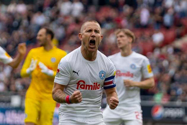 Lewis Holtby Holstein Kiel, 10 GER, Hannover 96 vs Holstein Kiel, Football, Bundesliga 2, Matchday 34, Season 2023 2024, 19 05 2024 DFL REGULATES PROHIBIT ANY USE OF PHOTOGRAPHS AS IMAGE SEQUENCES AND OR QUASI VIDEO Hannover 96 vs Holstein Kiel, Football, Bundesliga 2, Matchday 34, Season 2023 2024, 19 05 2024 Hannover Copyright: xEibner-Pressefoto FabioxDeinertx EP_FDT