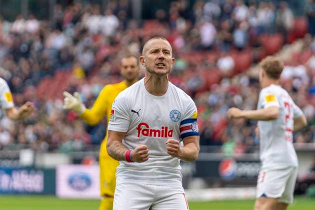 Lewis Holtby Holstein Kiel, 10 GER, Hannover 96 vs Holstein Kiel, Football, Bundesliga 2, Matchday 34, Season 2023 2024, 19 05 2024 DFL REGULATES PROHIBIT ANY USE OF PHOTOGRAPHS AS IMAGE SEQUENCES AND OR QUASI VIDEO Hannover 96 vs Holstein Kiel, Football, Bundesliga 2, Matchday 34, Season 2023 2024, 19 05 2024 Hannover Copyright: xEibner-Pressefoto FabioxDeinertx EP_FDT