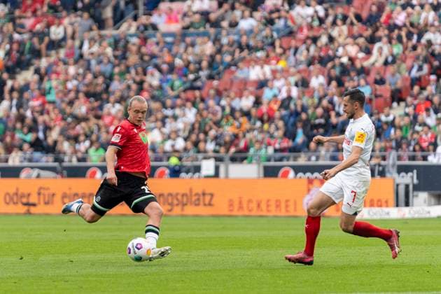 Lars Gindorf Hannover 96, 25 , Steven Skrzybski Holstein Kiel, 07 GER, Hannover 96 vs Holstein Kiel, Football, 2 Bundesliga, Matchday 34, Season 2023 2024, 19 05 2024 DFL REGULATIONS PROHIBIT ANY USE OF PHOTOGRAPHS AS IMAGE SEQUENCES AND OR QUASI VIDEO Hannover 96 vs Holstein Kiel, Football, 2 Bundesliga, Matchday 34, Season 2023 2024, 19 05 2024 Hannover Copyright: xEibner-Pressefoto FabioxDeinertx EP_FDT