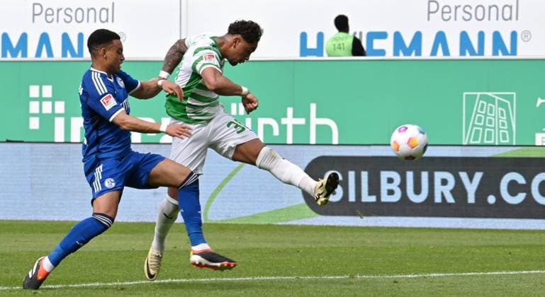 19 05 2024 Soccer Season 2023 2024 2 Soccer Bundesliga 34 Matchday SpVgg Greuther Fürth Kleeblatt FC Schalke 04 Sportfoto Zink xwoxzix DFL regulations prohibit any use of photographs as image sequences and or quasi video only for editorial use Steven Ako Van der Sloot 51, FC Schalke 04 S04 Armindo Sieb 30, SpVgg Greuther Fürth Chance Torchance