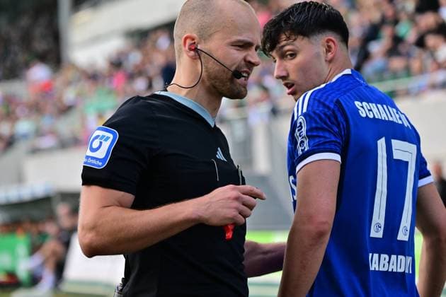 19 05 2024 Soccer Season 2023 2024 2 Soccer Bundesliga 34 Matchday SpVgg Greuther Fürth Kleeblatt FC Schalke 04 Sportfoto Zink MeZi xmexzix DFL regulations prohibit any use of photographs as image sequences and or quasi video only for editorial use Patrick Schwengers Referee Yusuf Kabadayi 17, FC Schalke 04 S04