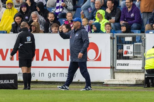 VfL Osnabrück vs Hertha BSC Osnabrück, 19 05 2024 Pal Dardai Coach Hertha BSC Berlin 2 Soccer Bundesliga 34 Matchday VfL Osnabrück vs Hertha BSC, Stadion Bremer Brücke on 19 05 2024 DFB DFL REGULATIONS PROHIBIT ANY USE OF PHOTOGRAPHS AS IMAGE SEQUENCES AND OR QUASI VIDEO Copyright: xBEAUTUFULxSports Richterx