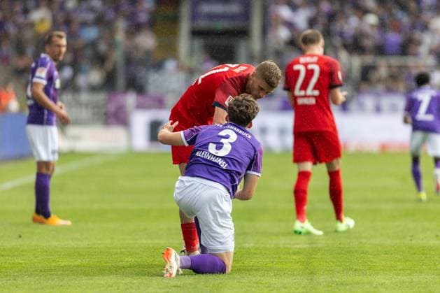 VfL Osnabrück vs Hertha BSC Osnabrück, 19 05 2024 Marton Dardai Hertha BSC Berlin, 31 helps Florian Kleinhansl VfL Osnabrück, 3 on the legs 2 Soccer Bundesliga 34 Matchday VfL Osnabrück vs Hertha BSC, Stadion Bremer Brücke on 19 05 2024 DFB DFL REGULATIONS PROHIBIT ANY USE OF PHOTOGRAPHS AS IMAGE SEQUENCES AND OR QUASI VIDEO Copyright: xBEAUTUFULxSports Richterx