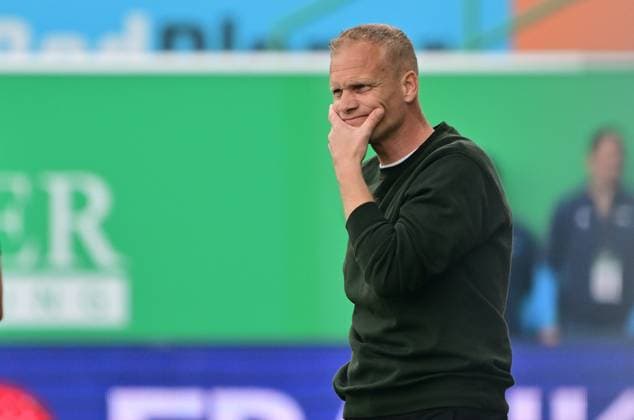 19 05 2024 Soccer Season 2023 2024 2 Soccer Bundesliga 34 Matchday SpVgg Greuther Fürth Kleeblatt FC Schalke 04 Sportfoto Zink MeZi xmexzix DFL regulations prohibit any use of photographs as image sequences and or quasi video only for editorial use Karel Geraerts coach interim coach FC Schalke 04 S04 pensive