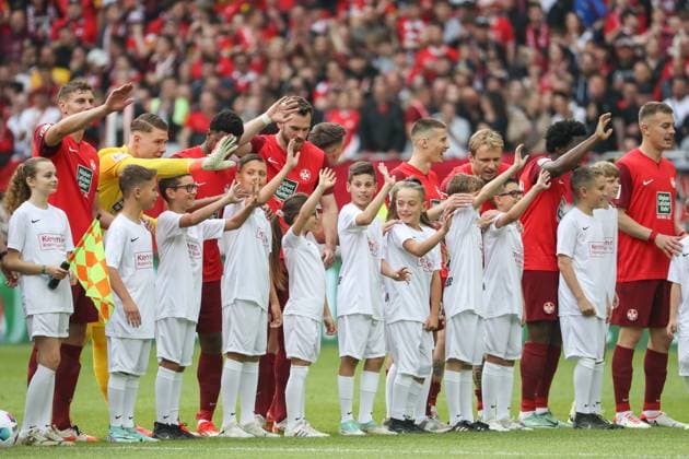 19 05 2024, xusrbx, Soccer 2 Bundesliga, 1 FC Kaiserslautern Eintracht Braunschweig emspor, v l the players of 1 FC Kaiserslautern, before the match, DFL DFB REGULATIONS PROHIBIT ANY USE OF PHOTOGRAPHS as IMAGE SEQUENCES and or QUASI VIDEO Kaiserslautern
